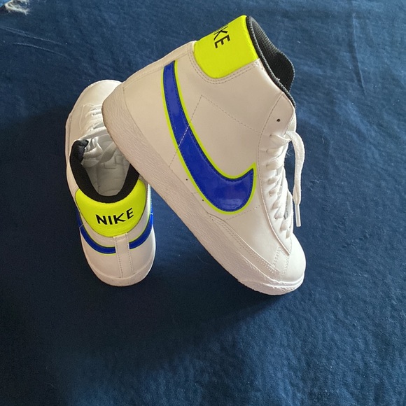 NIKE YOUTH KIDS BLAZERS SIZE 5.5 WITH BOX🔥 - Picture 5 of 8